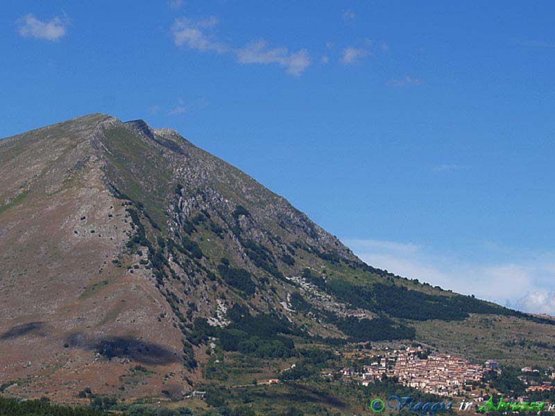 01-P8107157+.jpg - 01-P8107157+.jpg - Panorama di Rocca di Cambio (1.433 m. s.l.m.), il comune più alto dell'Appennino, situato ai piedi del Monte Cagno (2.152 m.).